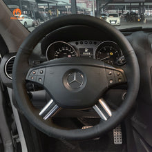 Carica l&#39;immagine nel visualizzatore di Gallery, Car Steering Wheel Cover for Mercedes Benz M-Class W164
